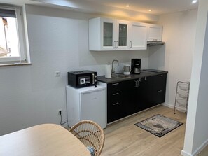 Geladeira, micro-ondas, cooktop, cafeteira/chaleira