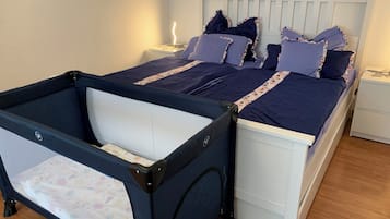 1 habitación, tabla de planchar con plancha y cuna de viaje