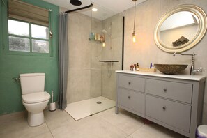 Dusche, Haartrockner, Handtücher, Seife