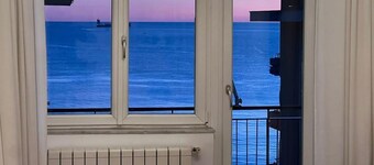 Sea view apartment in the city center, 3 minutes from the station and port