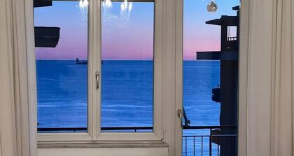 Sea view apartment in the city center, 3 minutes from the station and port