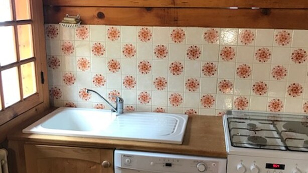 A kitchen with a white sink, a stove, and a dishwasher. - Unique chalet near slopes, sleeps 9, original artworks (Besse-et-Saint-Anastaise-Super Besse)