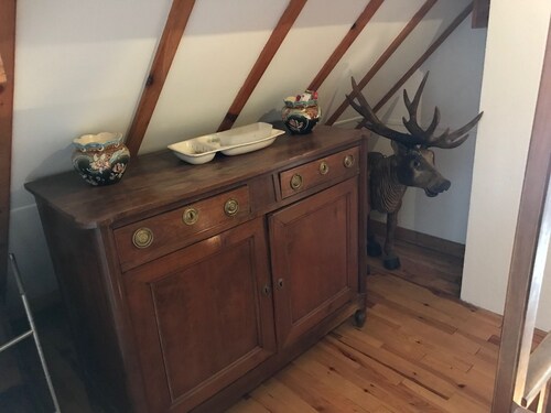 Unique chalet near slopes, sleeps 9, original artworks