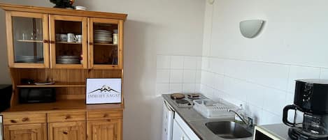 Réfrigérateur, micro-ondes, plaque de cuisson, lave-vaisselle