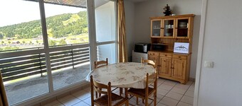 Apt for 6 with Private Parking, near Lake and ski