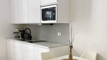 Frigorifero, microonde, forno, piano cottura