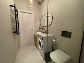 Dusche, umweltfreundliche Kosmetikartikel, Haartrockner, Handtücher