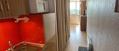 Réfrigérateur, micro-ondes, plaque de cuisson, grille-pain