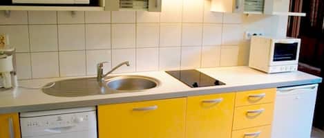 Geladeira, micro-ondas, cooktop, lava-louças