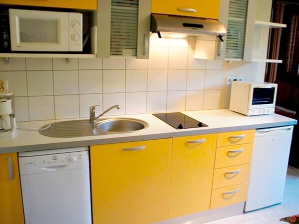 Fridge, microwave, stovetop, dishwasher