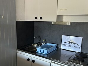 Mikrovågsugn, spishäll, kaffe- och tebryggare och brödrost