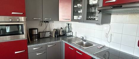 電子レンジ、コンロ、食器洗い機