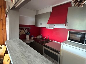 Frigorífic, microones, forn i placa de cuina