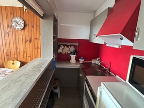 Kylskåp, mikrovågsugn, ugn och spishäll