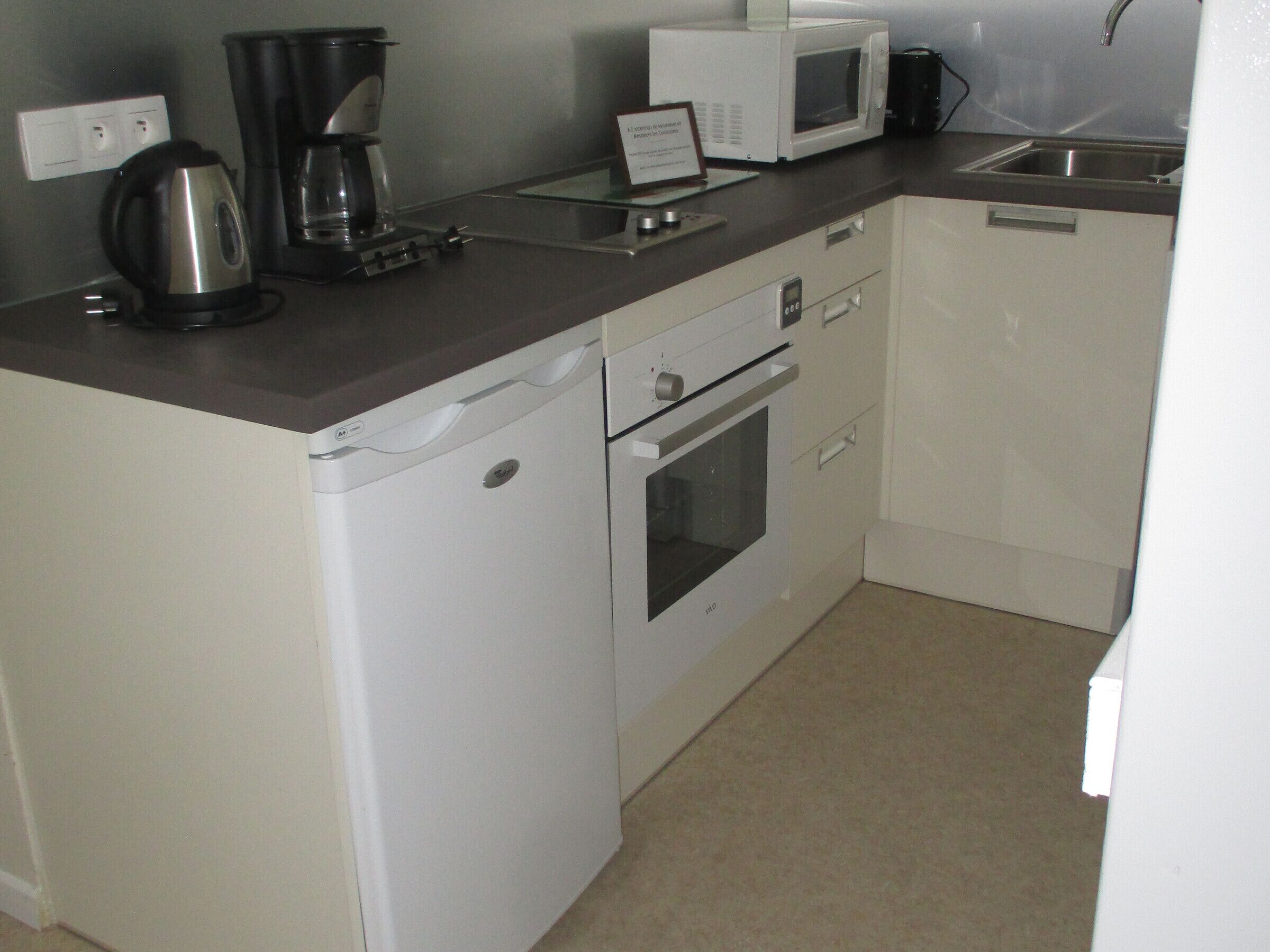 Réfrigérateur, micro-ondes, four, plaque de cuisson