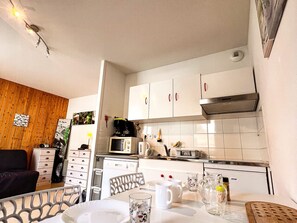 Placa de cocina, lavavajillas, cafetera o tetera y tostadora