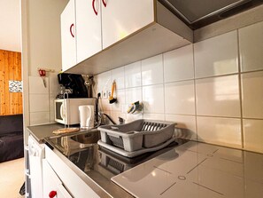 Herdplatte, Geschirrspüler, Wasserkocher mit Kaffee-/Teezubehör, Toaster