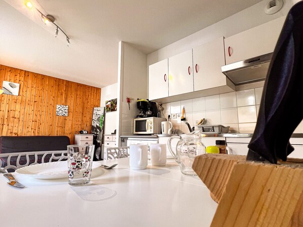 Parrilla de estufa, lavavajillas, cafetera y tetera y tostadora 