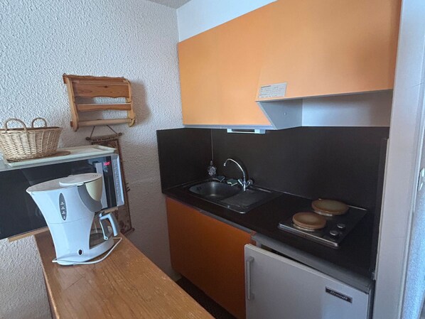 Fridge, microwave, stovetop, coffee/tea maker