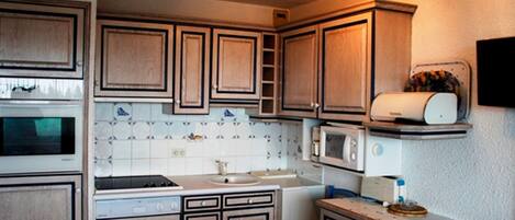 Réfrigérateur, micro-ondes, plaque de cuisson, lave-vaisselle