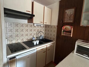 Réfrigérateur, micro-ondes, plaque de cuisson, cafetière/bouilloire
