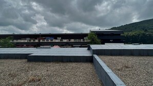 A building with multiple signs, including "Superette Proxi" and "Kali." - Studio cabin 4 pers, center, WIFI (Besse-et-Saint-Anastaise-Super Besse)
