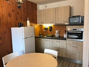 Réfrigérateur, four à micro-ondes, un four, surface de cuisson