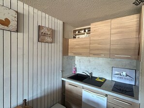 Jääkaappi, mikroaaltouuni, liesi, kahvin-/teenkeitin