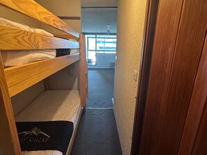 WiFi - Modern Studio for 4 with WIFI, Terrace and Parking Near the Slopes (Besse-et-Saint-Anastaise-Super Besse)