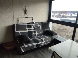 TV - Modern Studio for 4 with WIFI, Terrace and Parking Near the Slopes (Besse-et-Saint-Anastaise-Super Besse)