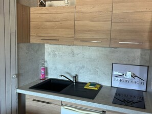 Geladeira, micro-ondas, cooktop, cafeteira/chaleira