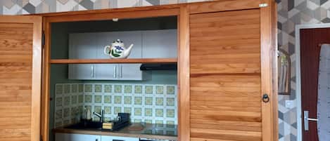Cafetera y tetera, refrigerador, microondas y horno