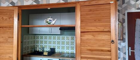 Frigorifero, microonde, forno, piano cottura