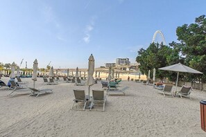 Una spiaggia nelle vicinanze