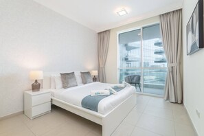 1 bedroom, desk, iron/ironing board, travel crib - Premium 3-bedroom with Direct Beach Access in JBR (Dubai)