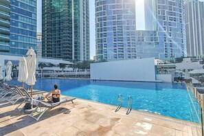 Pool - Premium 3-bedroom with Direct Beach Access in JBR (Dubai)