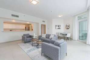 TV - Premium 3-bedroom with Direct Beach Access in JBR (Dubai)