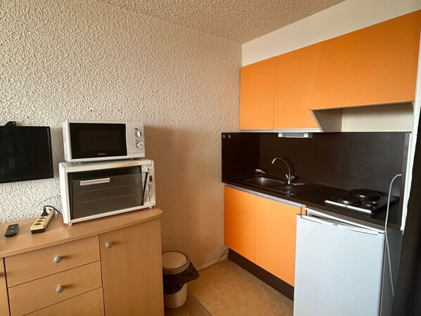 Fridge, stovetop, coffee/tea maker, toaster