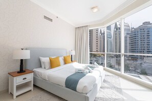 4 bedrooms, desk, iron/ironing board, travel cot - Beachfront Bliss: Luxurious 3-BR Stay in JBR (Dubai)