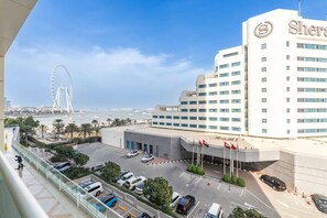 Exterior - Beachfront Bliss: Luxurious 3-BR Stay in JBR (Dubai)