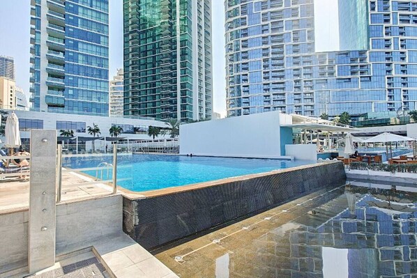 Pool - Beachfront Bliss: Luxurious 3-BR Stay in JBR (Dubai)