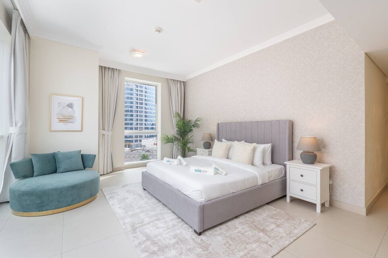 4 dormitorios, escritorio, tabla de planchar con plancha y cuna de viaje