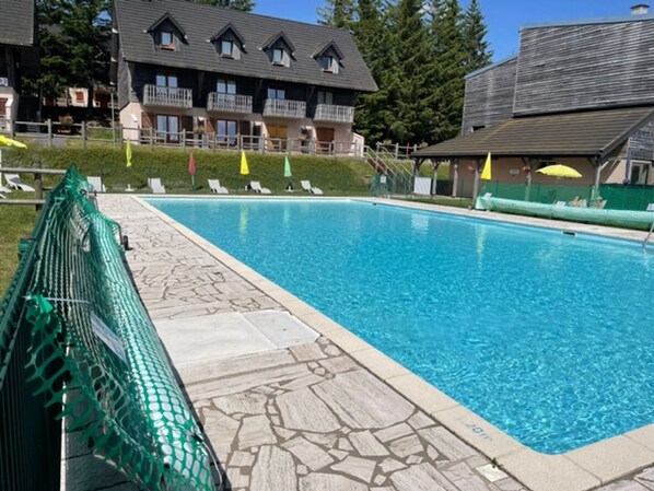 Pool - Spacious Duplex in Super-Besse for 6 Guests (Besse-et-Saint-Anastaise-Super Besse)