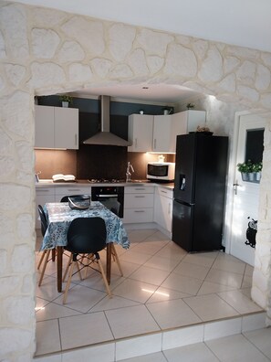 Fridge, microwave, oven, stovetop - Cosy house just outside Tours  (Saint-Branchs)