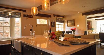 Elegant sumptuously decorated town house located in Towcester, Northamptonshire