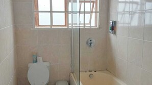 A bathroom with a toilet, a shower, and a bathtub. - Steps Guest House (Gqeberha (Port Elizabeth))