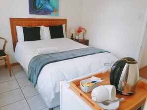 Basic Room | Soundproofing, free WiFi - Steps Guest House (Gqeberha (Port Elizabeth))