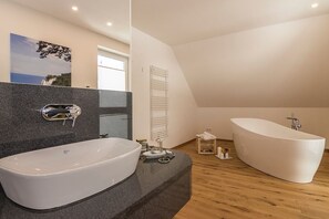 Douche, séchoir à cheveux, savon, papier de toilette