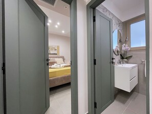 2 عدّة غرف نوم وخزنة داخل الغرفة ومكتب وسرير سفر