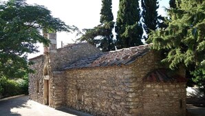 A stone building with a tiled roof, surrounded by trees. - Melina Dream House Retreat at Akoumia (Agios Vasileios)